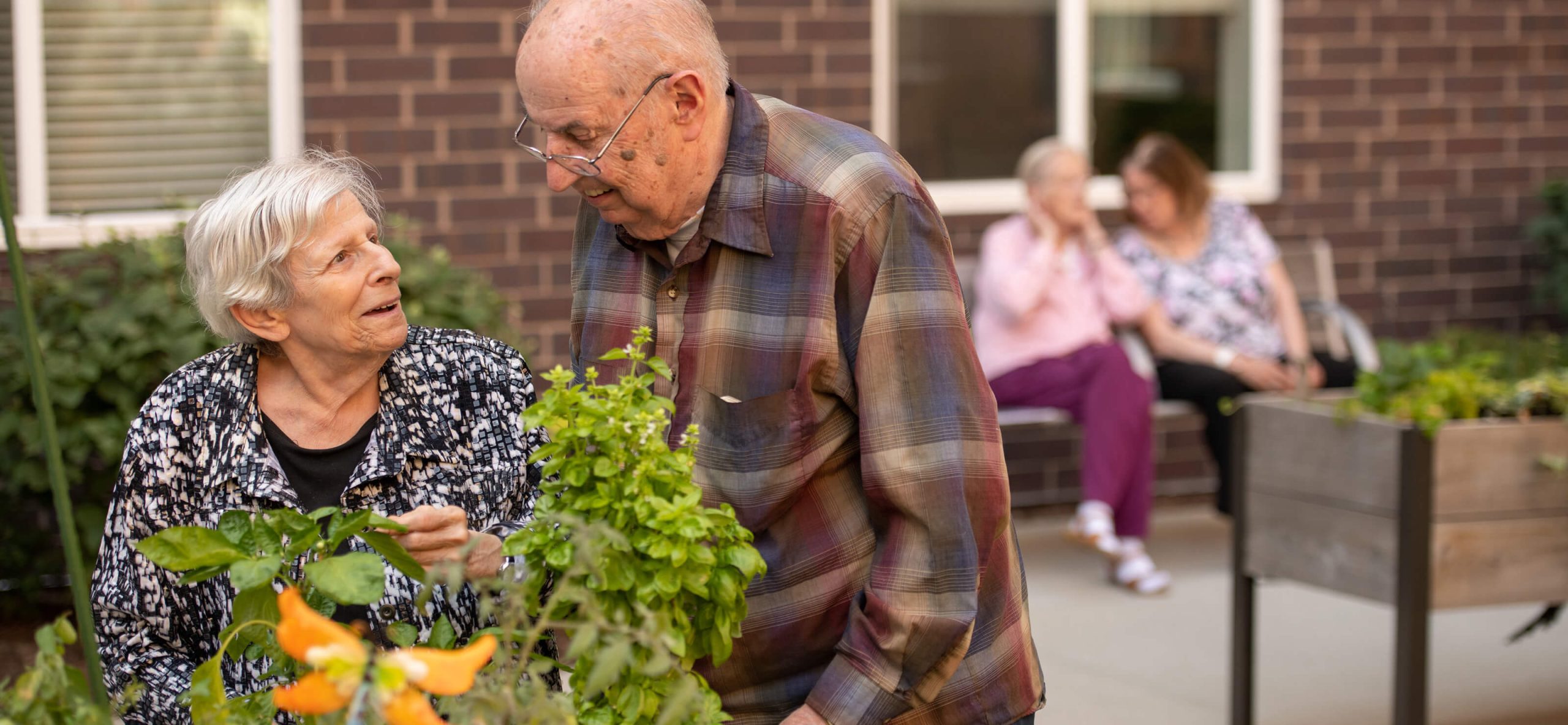 residents enjoying our outdoor seating